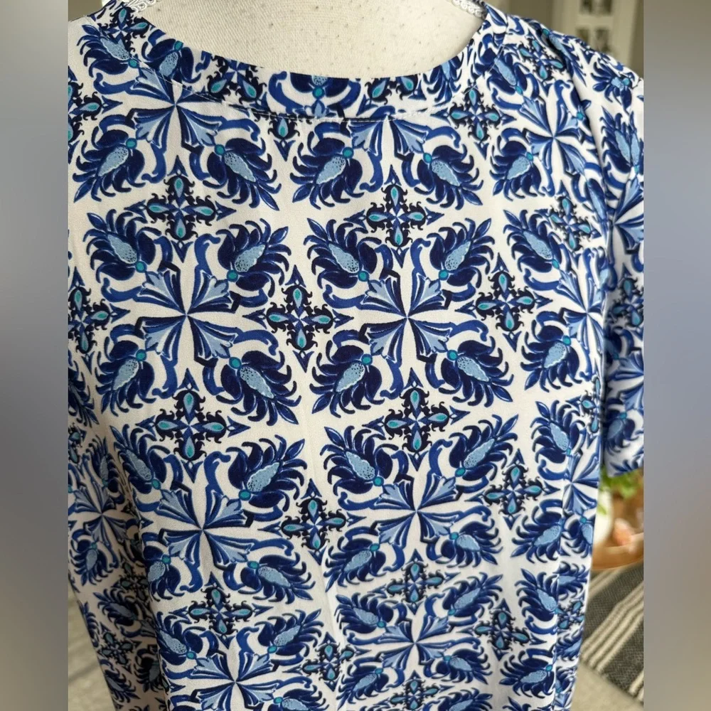 LOFT Blue and White Tile Print Short Sleeve blouse - Picture 9 of 11